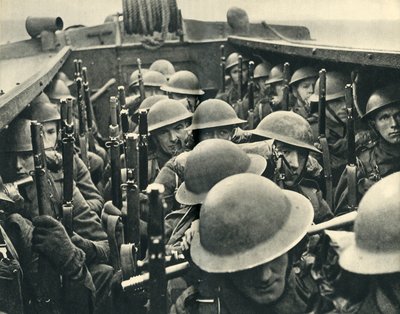 Marines reali a bordo di un mezzo da sbarco, Seconda Guerra Mondiale, c1939-c1943, 1944 da Unbekannt