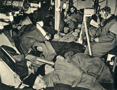 Marines reali che dormono nella casamatta di una nave da guerra, Seconda Guerra Mondiale, c1939-c1943, 1944 da Unbekannt