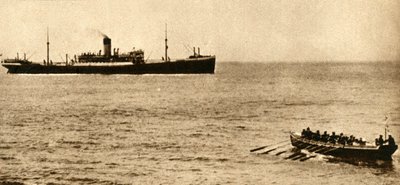 Cutter della marina reale pronto a esaminare i documenti di una nave da Unbekannt
