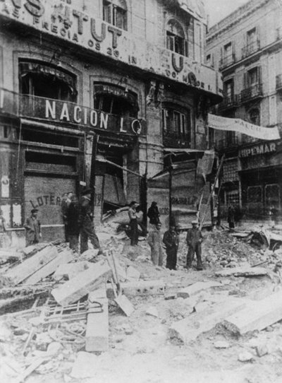 Macerie nella strada principale, Palma, Maiorca, Spagna, Guerra Civile Spagnola, c1936 da Unbekannt