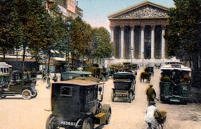 Rue Royale e la Madeleine, Parigi, con auto e un autobus a motore sulla strada, c. 1900 da Unbekannt
