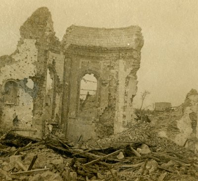 Chiesa in rovina, Combles, Francia settentrionale, c1914-c1918 da Unbekannt