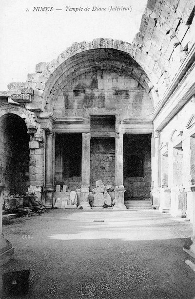 Interno in rovina del Tempio Romano di Diana, Nîmes, Francia, XX secolo da Unbekannt
