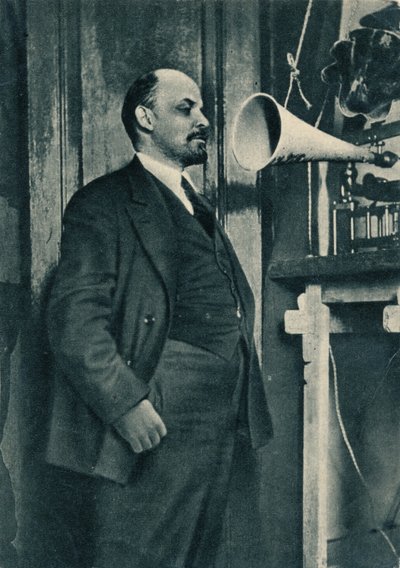 Il leader bolscevico russo Vladimir Lenin a una registrazione radiofonica al Cremlino, Mosca, Russia da Unbekannt