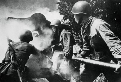 Artiglieria russa in azione, Fronte Orientale, 1943 da Unbekannt