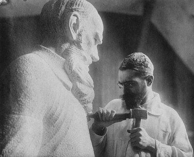 Scultore russo Sergey Merkurov 1881-1952 che lavora alla sua statua di Lev Tolstoj da Unbekannt