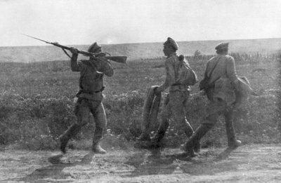 Soldato russo che assalta il suo compagno in ritirata, Ternopil, Ucraina, Prima Guerra Mondiale, 1 luglio 1917 da Unbekannt