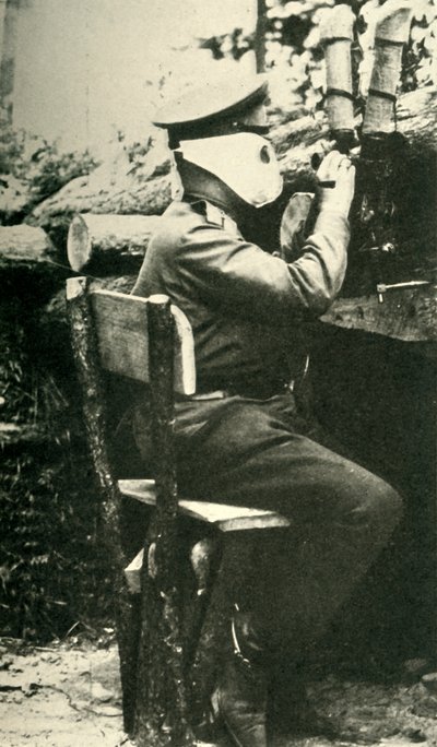Soldato russo che usa un fucile periscopio, Prima Guerra Mondiale, 1914-1918, c1920 da Unbekannt