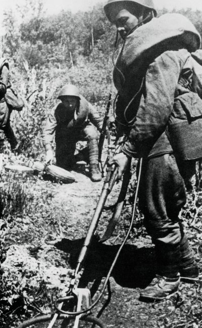 Soldati russi che sminano, a ovest di Minsk, 1944 da Unbekannt