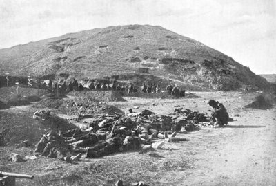 Soldati russi che raccolgono cartucce dai morti prima della sepoltura, Guerra Russo-Giapponese 1904-5 da Unbekannt