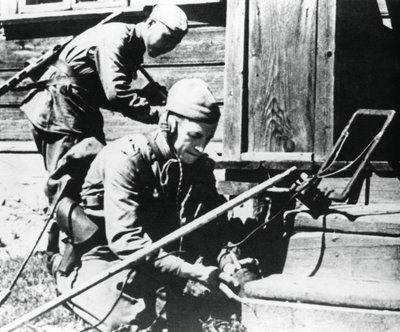 Soldati russi con rilevatori di mine che sgombrano una casa trappola, Fronte Orientale, 1944 da Unbekannt