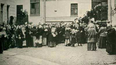 Mogli dei soldati russi in attesa di notizie dal fronte, Prima Guerra Mondiale, 1915 da Unbekannt