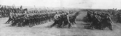Truppe russe in parata durante la visita del Presidente francese Raymond Poincaré in Russia, 22 luglio, 1914 da Unbekannt