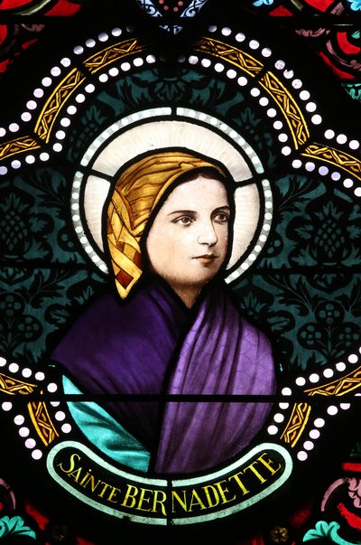 Chiesa del Sacro Cuore. Vetrata. Santa Bernadette Soubirous è conosciuta per le apparizioni mariane, 20160604, Moulins, Francia da Unbekannt