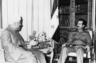 Saddam Hussein a una riunione, Iraq, 1986 da Unbekannt