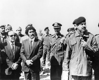 Saddam Hussein che tiene un discorso, Iraq, 1986 da Unbekannt