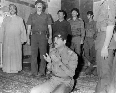Saddam Hussein che prega, Karbala, Iraq, 1985 da Unbekannt