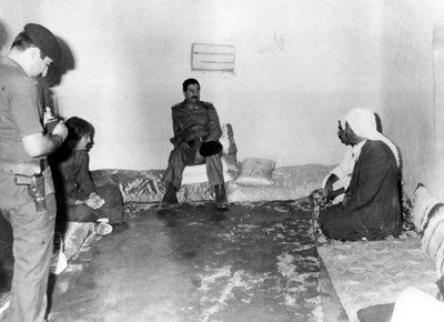 Saddam Hussein in visita a una casa di contadini a Bassora, Iraq, 1987 da Unbekannt