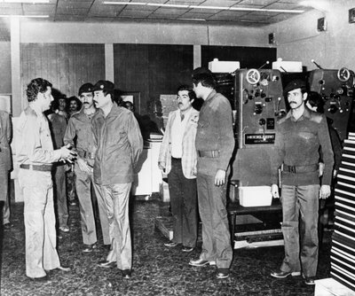 Saddam Hussein in visita a una tipografia di stato, Baghdad, Iraq, 1986 da Unbekannt
