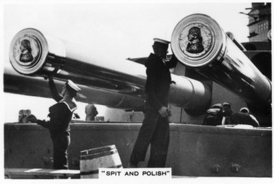 Marinai che lucidano i cannoni da 16 pollici della HMS Nelson, 1937 da Unbekannt