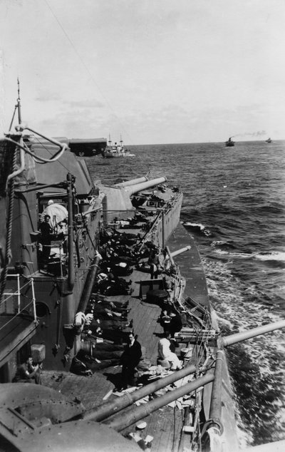 Marinai che dormono sul ponte superiore della nave da battaglia britannica HMS Malaya, c1940-c1941 da Unbekannt