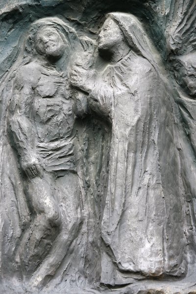 Chiesa di Saint-Pierre de Montmartre: scultura della porta di Notre Dame: Gesù è deposto dalla croce, Parigi, Francia da Unbekannt