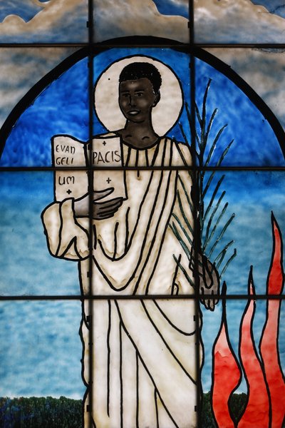 San Kiriwawanvu raffigurato su vetrata, Lomé, Togo da Unbekannt
