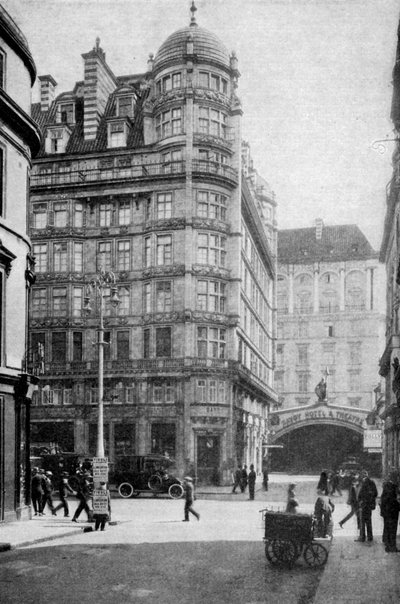 Hotel Savoy e Teatro attraverso lo Strand da Norfolk Street, Londra, c1930 da Unbekannt