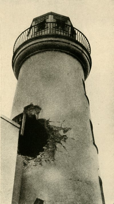 Il faro di Scarborough colpito da una bomba tedesca, Prima Guerra Mondiale, dicembre 1914, c1920 da Unbekannt