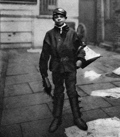 Ragazzo spazzino, che pulisce gli escrementi di cavallo sulla strada, Londra, 1926-1927 da Unbekannt