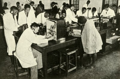 Scene in un collegio nativo - Studenti nel laboratorio di fisica, c1948 da Unbekannt