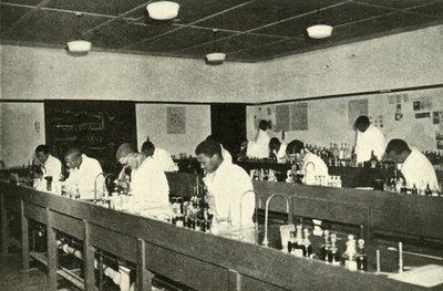 Scene in un college nativo - Studenti di batteriologia al Fort Hare Native College ad Alice da Unbekannt
