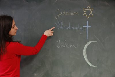 Insegnante che spiega le religioni, Montrouge da Unbekannt