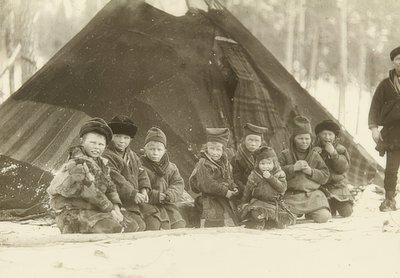 Svezia. Bambini lapponi davanti a una tenda. 1900 da Unbekannt
