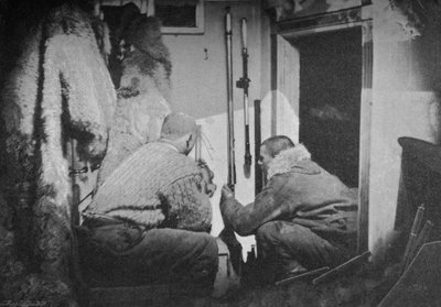 Scott-Hansen e Johansen che ispezionano i barometri, 1893-1896, 1897 da Unbekannt
