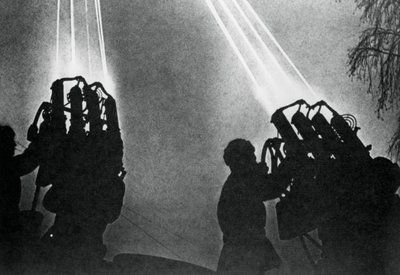 Operatori di riflettori che si preparano per un raid di bombardamento notturno, Mosca, 1941 da Unbekannt