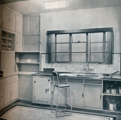 Sezione di una piccola cucina, progettata da Mrs Darcy Braddell da Unbekannt