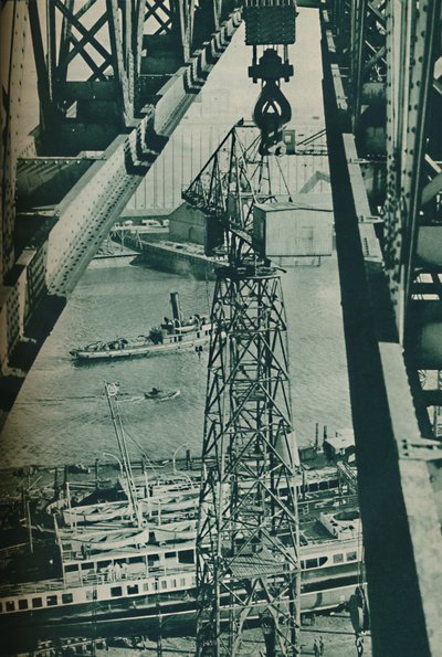 Vista da una gru, il fiume Clyde appare come un lungo bacino di carenaggio stretto, 1937 da Unbekannt