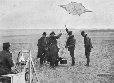 Lancio di uno degli aquiloni da guerra francesi, a cui è attaccata una fotocamera, 1914, 1915 da Unbekannt