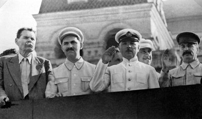 Figure sovietiche anziane sulla tribuna del mausoleo di Lenin, Piazza Rossa, Mosca, URSS, 1931 da Unbekannt