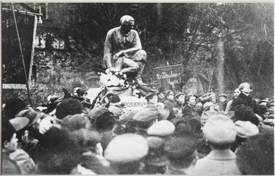 Sergei Yesenin alla dedicazione del monumento Koltsov Razin, 1918 da Unbekannt