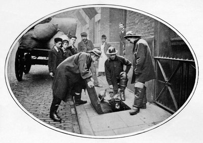 Operai delle fognature che scendono, Londra, c1903 da Unbekannt