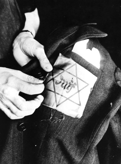 Cucire la stella gialla identificativa di un ebreo su una giacca, Parigi occupata dai tedeschi, 1942 da Unbekannt