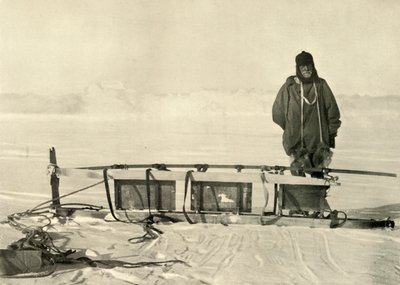 Shackleton accanto alla slitta meridionale rotta da Unbekannt