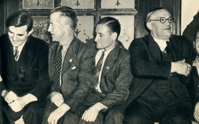 Compagni di bordo a terra. John G. Winant, Ernest Bevin, con marinai mercantili da Unbekannt