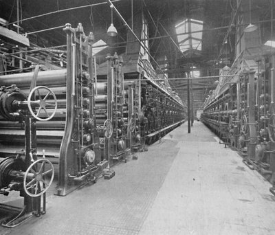 Mostrando due macchine per la fabbricazione di tavole e indicando qualcosa della loro grande lunghezza e complessità da Unbekannt