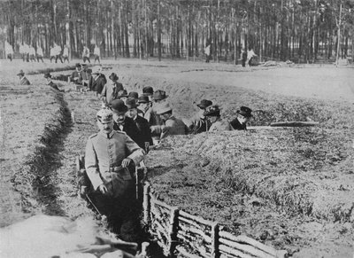 Mostrare ai civili le trincee espositive alla periferia di Berlino, 1915 da Unbekannt