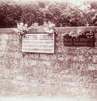 Segno in memoria dei civili fucilati dai tedeschi, Dinant, Belgio, c1914-c1918 da Unbekannt