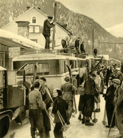 Sciatori in arrivo a St Anton am Arlberg, Austria, c1935 da Unbekannt