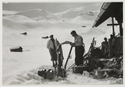 Sciatori fuori da uno chalet, circa 1930 da Unbekannt